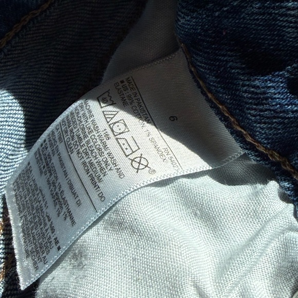 Old Navy O.G. High Rise Distressed Denim Women Shorts Size 6 - Picture 4 of 4